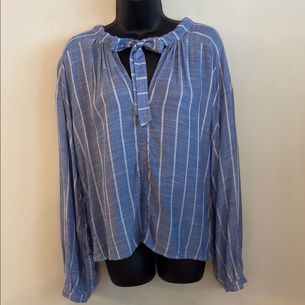Evereve Womens Blue Striped Tie-Neck Blouse with tie - lightweight Size Medium